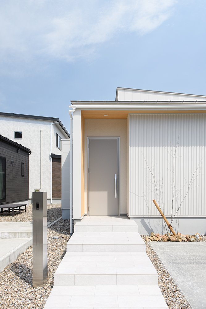 白い平屋の外観と玄関までのアプローチ